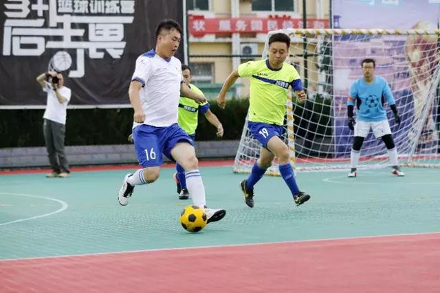埃因霍温首开纪录！古斯·蒂尔前场抢点破网，1-0领先波尔图